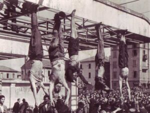 Ciała Mussolini, Petacci wystawione na widok publiczny w Mediolanie